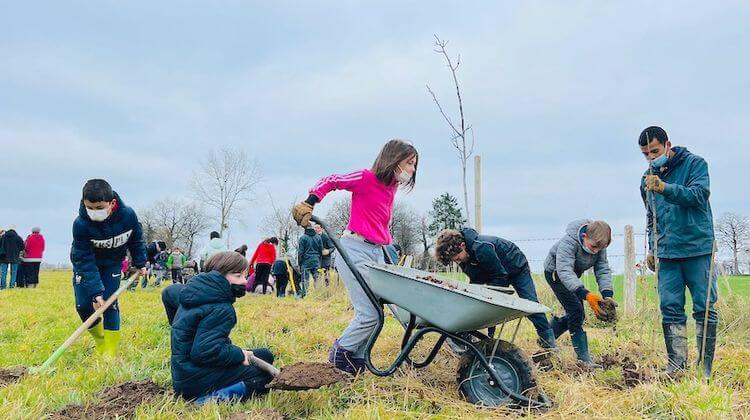 INITIATIVE – Les enfants plantent des arbres à Villenave dans les Landes